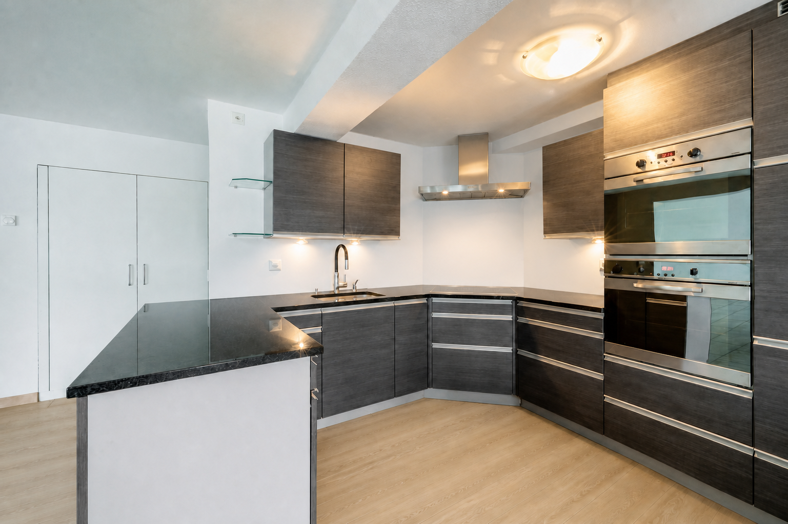 Moderne dunkle Küche mit weisser Rückwand