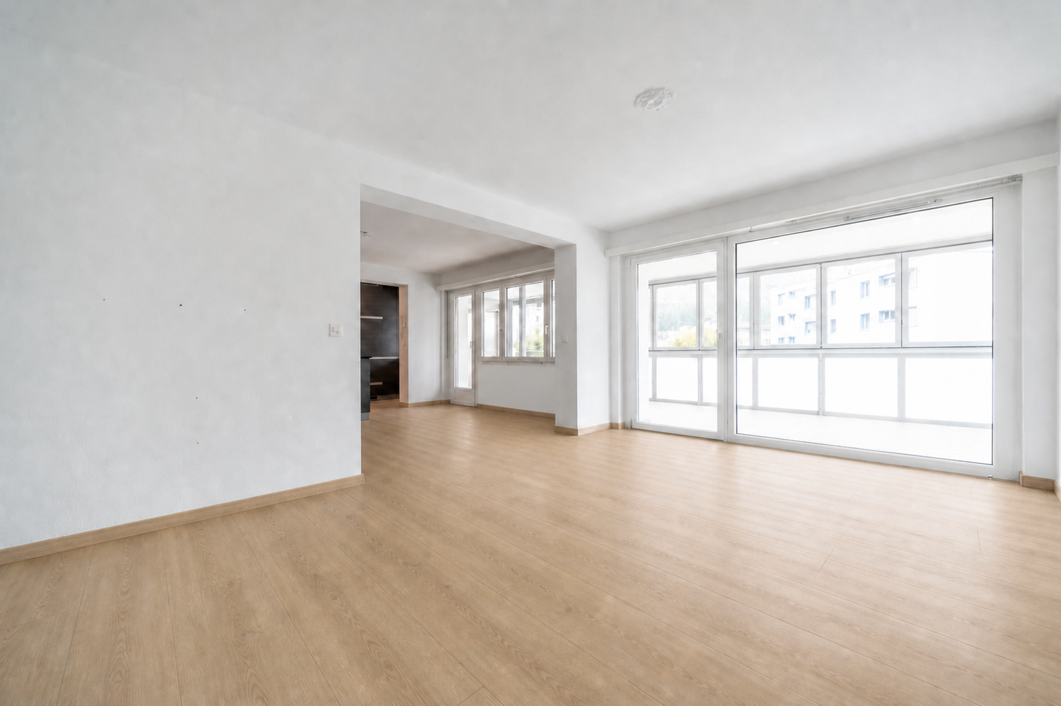 Heller Wohnbereich mit verglaster Loggia