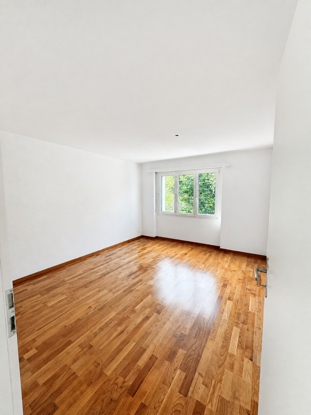 Helles Zimmer mit Parkett